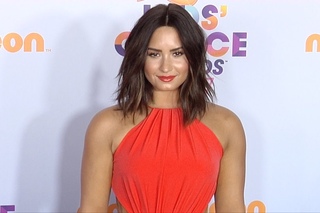 Demi Lovato 2017 Kids’ Choice Awards Orange Carpet