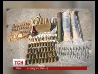 Під Одесою СБУ виявила велике сховище зброї й боєприпасів. .