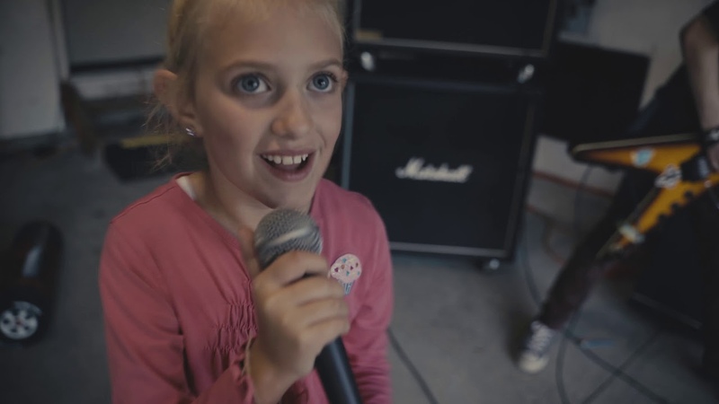 8 yr old girl sings WALK by