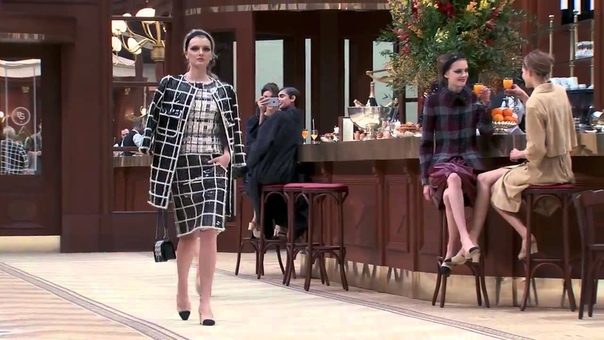 Коллекция одежды Chanel осень зима 2015 2016. Полное видео