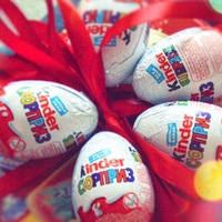 Продажа игрушек из Kinder Surprise.
