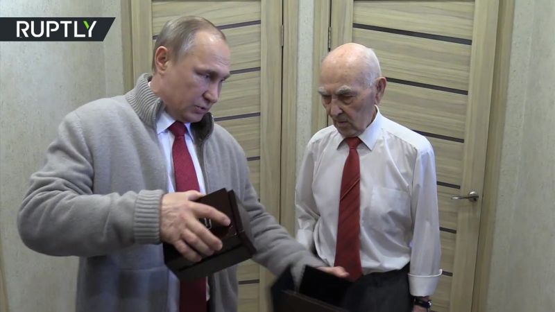 Путин поздравил своего бывшего начальника в КГБ с 90