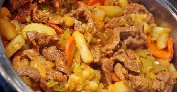 очень вкусное мясное азу. ингредиенты: мясо говядина, свинина и даже курица (любое) 150 гр. огурца маринованного или соленного 150 гр. помидоры или томатная паста 100 гр. моркови большая головка