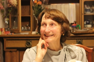 Приходи на меня посмотреть. Приходи. Я живая. Мне больно. Этих рук никому не сог