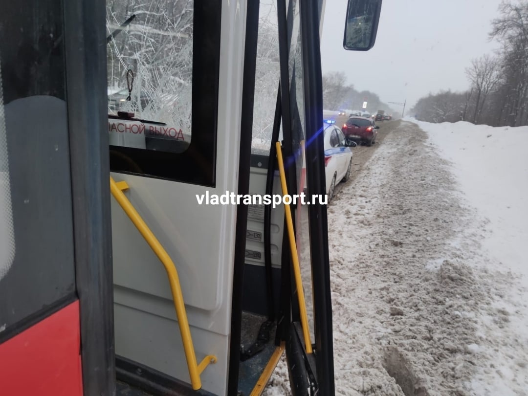 Серьёзное массовое ДТП, с участием городского автобуса «20-го» маршрута, произошло сегодня на Московском шоссе Это картинка