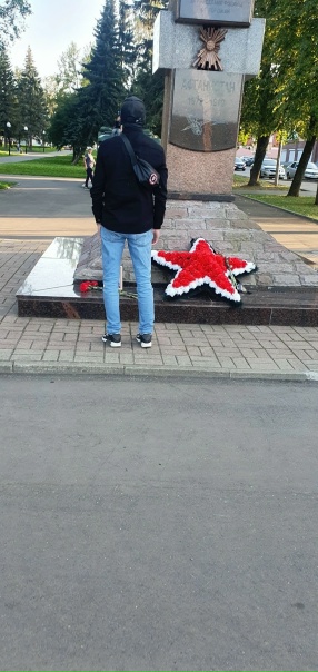 В Рыбинске люди возлагают цветы в память о погибших в...