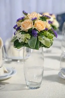 Декор с живыми цветами. Искусственные цветы в интерьере. Вазы для живых цветов. Круглая ваза с цветами. Стильные вазы для цветов.